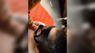 Fidanzata italiana pompinara succhia e riceve schizzi di sperma