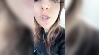 Figa romana fa una diretta dall'auto