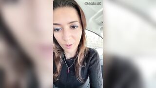 Figa romana fa una diretta dall'auto