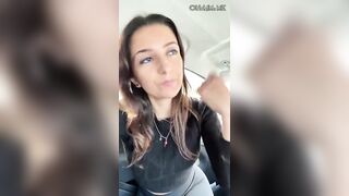 Figa romana fa una diretta dall'auto