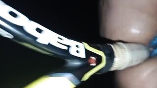 Una racchetta sfonda il culo alla milf