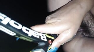 Una racchetta sfonda il culo alla milf