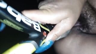 Una racchetta sfonda il culo alla milf