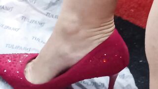 Mia moglie al negozio prova le scarpe con i tacchi a spillo