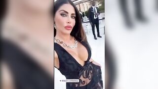 Anteprima del video: Guendalina Tavassi indossa un abito molto sexy