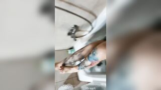 Kimera Peach fa la troia nella vasca da bagno