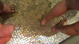 Le piscia sulla fica in doccia