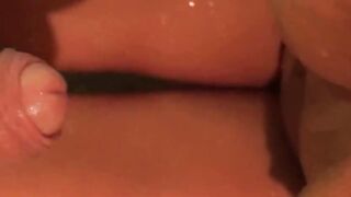 Le piscia sulla fica in doccia