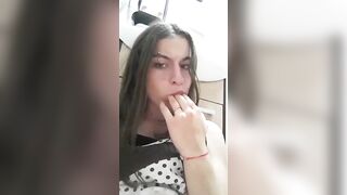 Anteprima del video: Porcellina bruna si sditalina e squirta copiosamente