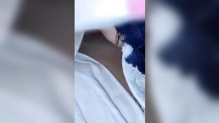 Moglie vogliosa di pisello si soddisfa con la mano