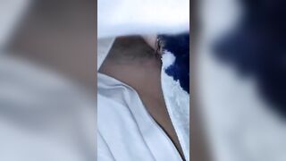 Moglie vogliosa di pisello si soddisfa con la mano