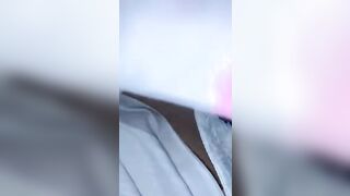 Moglie vogliosa di pisello si soddisfa con la mano