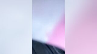 Moglie vogliosa di pisello si soddisfa con la mano