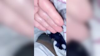 Anteprima del video: Moglie vogliosa di pisello si soddisfa con la mano