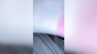 Moglie vogliosa di pisello si soddisfa con la mano