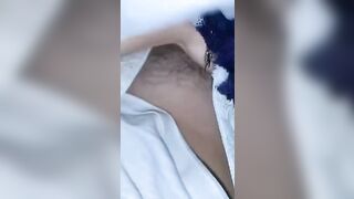 Moglie vogliosa di pisello si soddisfa con la mano