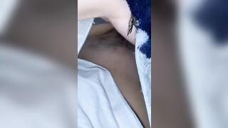 Moglie vogliosa di pisello si soddisfa con la mano