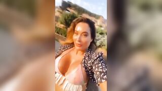 Anteprima del video: Le tette enormi di Paola Saulino