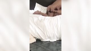 IL CORNUTO GODE MENTRE SU MOGLIE TROMBA