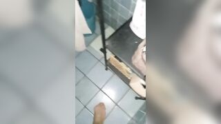 La mia donna piscia sul water prima di trombare con me