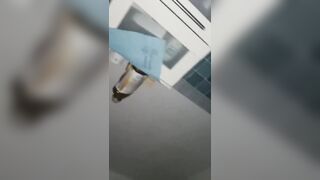 La mia donna piscia sul water prima di trombare con me