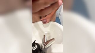 Amico gay si sega e mi mostra il suo cazzo