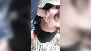 La mia compagna di università mi spompina al parco pubblico