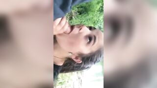 La mia compagna di università mi spompina al parco pubblico