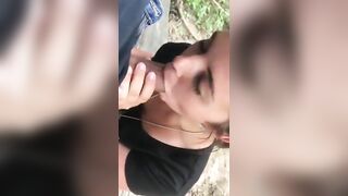 La mia compagna di università mi spompina al parco pubblico