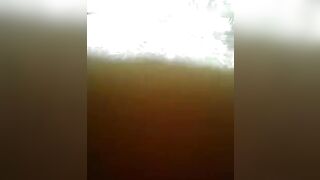 Al parco pubblico imboscati deitro un cespuglio