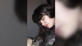 Alla porca piace segarlo e bere lo sperma