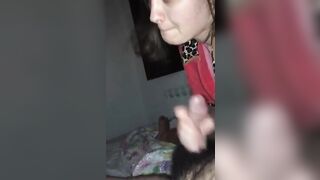 Alla porca piace segarlo e bere lo sperma