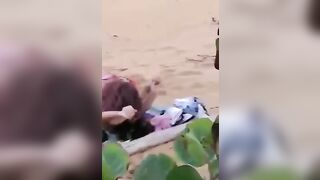 Ragazza italiana baci lesbo in spiaggia