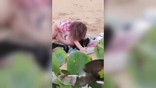 Ragazza italiana baci lesbo in spiaggia