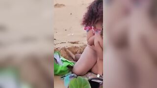 Ragazza italiana baci lesbo in spiaggia
