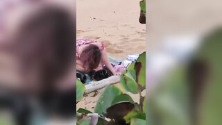 Ragazza italiana baci lesbo in spiaggia