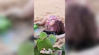 Ragazza italiana baci lesbo in spiaggia