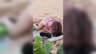 Ragazza italiana baci lesbo in spiaggia