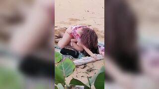 Anteprima del video: Ragazza italiana baci lesbo in spiaggia