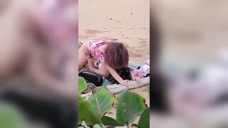 Ragazza italiana baci lesbo in spiaggia