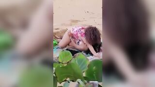 Ragazza italiana baci lesbo in spiaggia