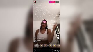 Asia Camerano esce le tette durante la diretta su instagram