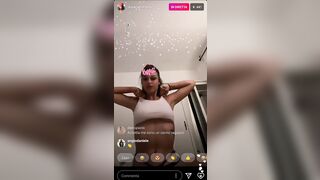 Asia Camerano esce le tette durante la diretta su instagram