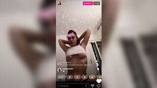 Asia Camerano esce le tette durante la diretta su instagram