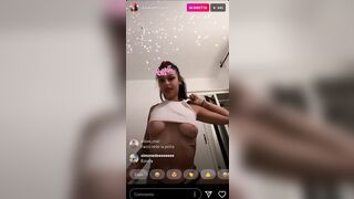 Anteprima del video: Asia Camerano esce le tette durante la diretta su instagram