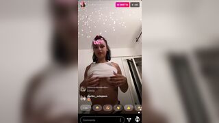 Asia Camerano esce le tette durante la diretta su instagram