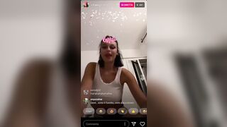 Asia Camerano esce le tette durante la diretta su instagram