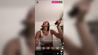 Asia Camerano esce le tette durante la diretta su instagram