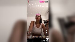 Asia Camerano esce le tette durante la diretta su instagram