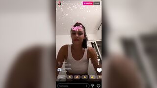 Asia Camerano esce le tette durante la diretta su instagram